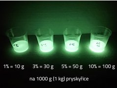 Fotoluminiscenční pigment do pryskyřice CHEMEX zelenožlutý demonstrace svítivosti 2