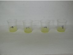 Fotoluminiscenční pigment do pryskyřice CHEMEX zelenožlutý demonstrace svítivosti 1